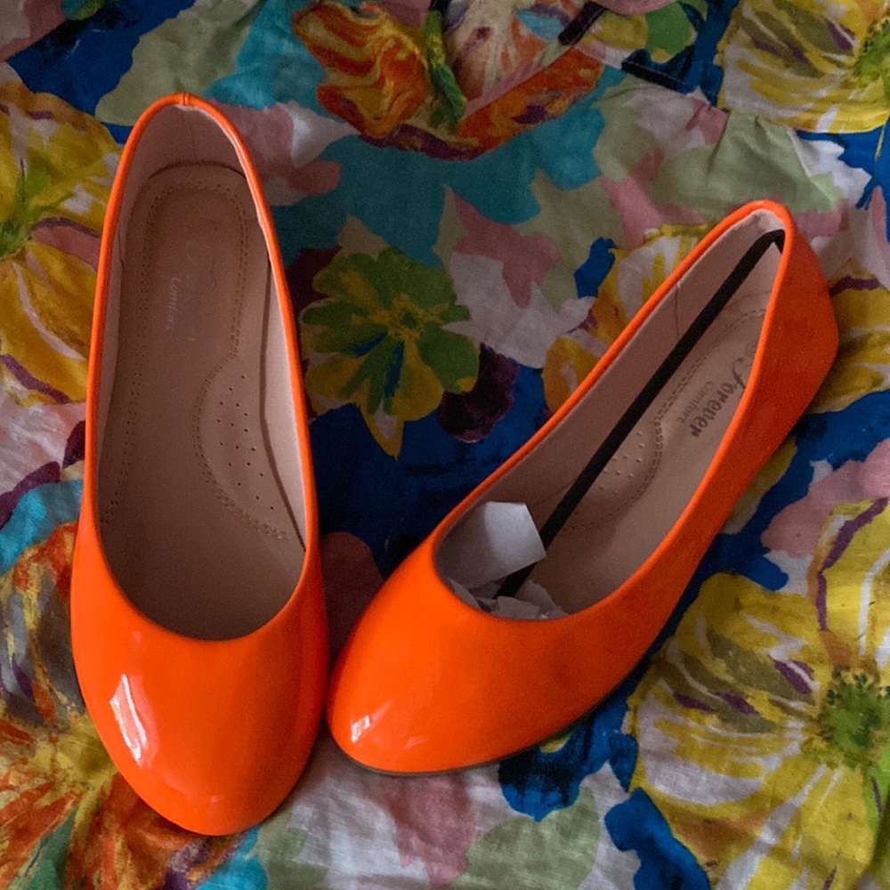 Never worn orange flats fits more like a size 6.